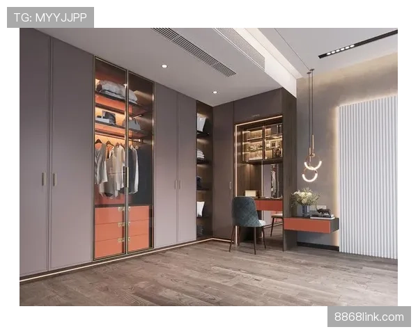 杨昊晒出的衣帽间像名牌开会，站在门口钱包就开始怀疑人生